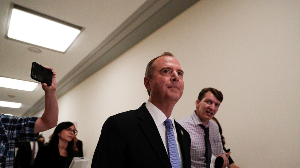 رئيس لجنة في الكونغرس: عزل ترامب قد يصبح الخيار الوحيد في ظل فضيحة اتصاله مع زيلينسكي