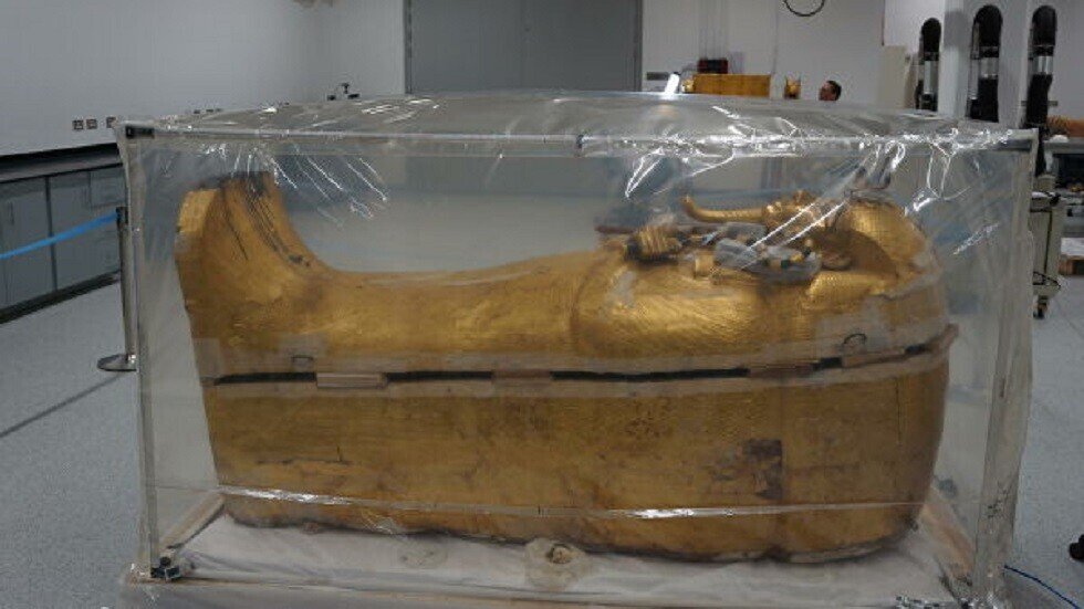 الشروع بترميم تابوت توت عنخ آمون المذهب