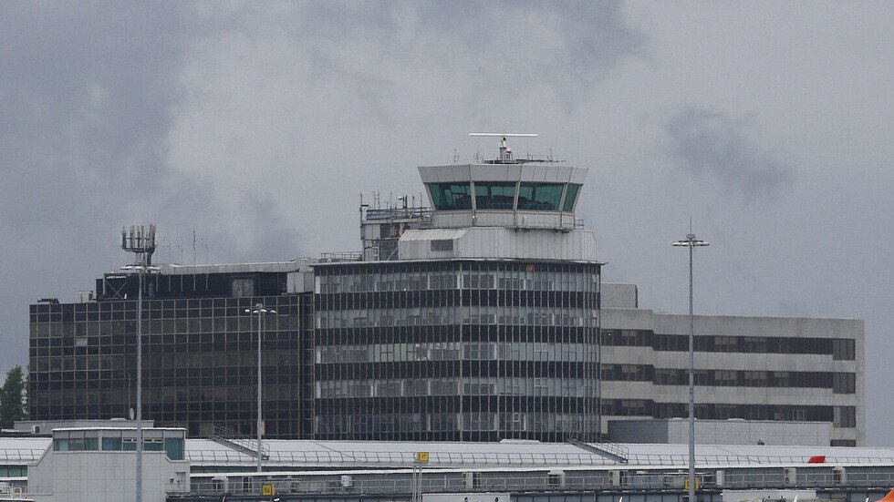 الشرطة البريطانية تعثر على طرد مشبوه في مطار مانشستر