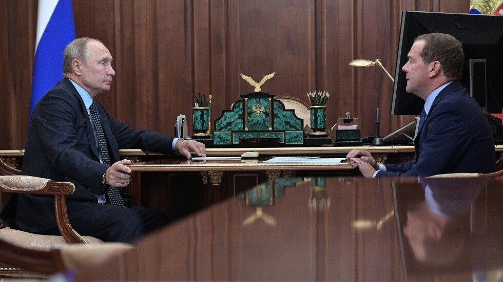 مدفيديف خلال اجتماع مع بوتين: الميزانية ستشهد فائضا خلال السنوات الثلاث المقبلة