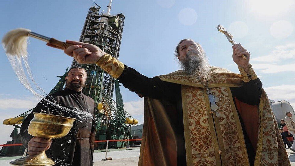 قس روسي يبارك الصاروخ الفضائي "سويوز – إف – غي"