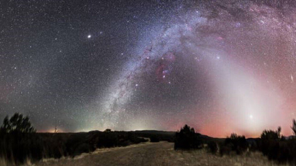 ظاهرة "ضوء البروج" تزين سماء الأرض بـ"هرم متوهج"