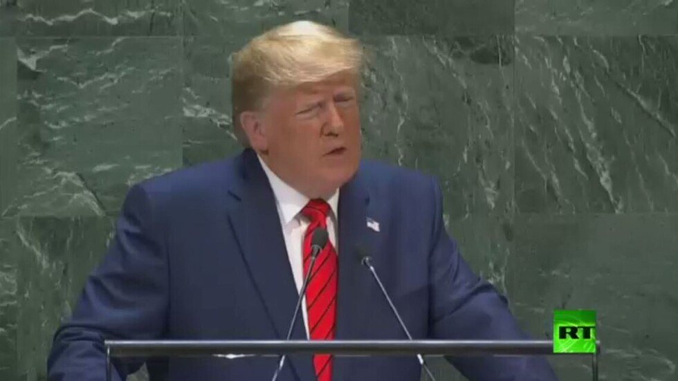 شاهد.. عضو وفد فنزويلا تتعمد إظهار تجاهلها كلمة ترامب