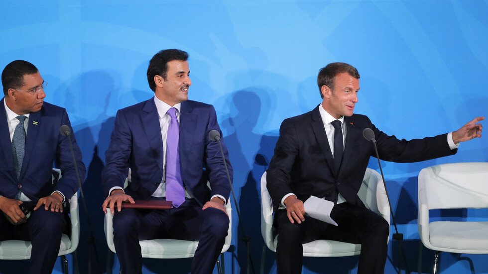 مصافحة ماكرون وهو جالس لأمير قطر تثير جدلا