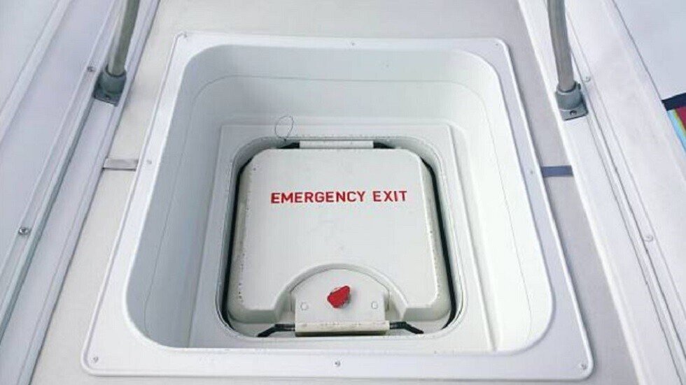 مسافرة تفتح مخرج الطوارئ بالطائرة لاستنشاق 