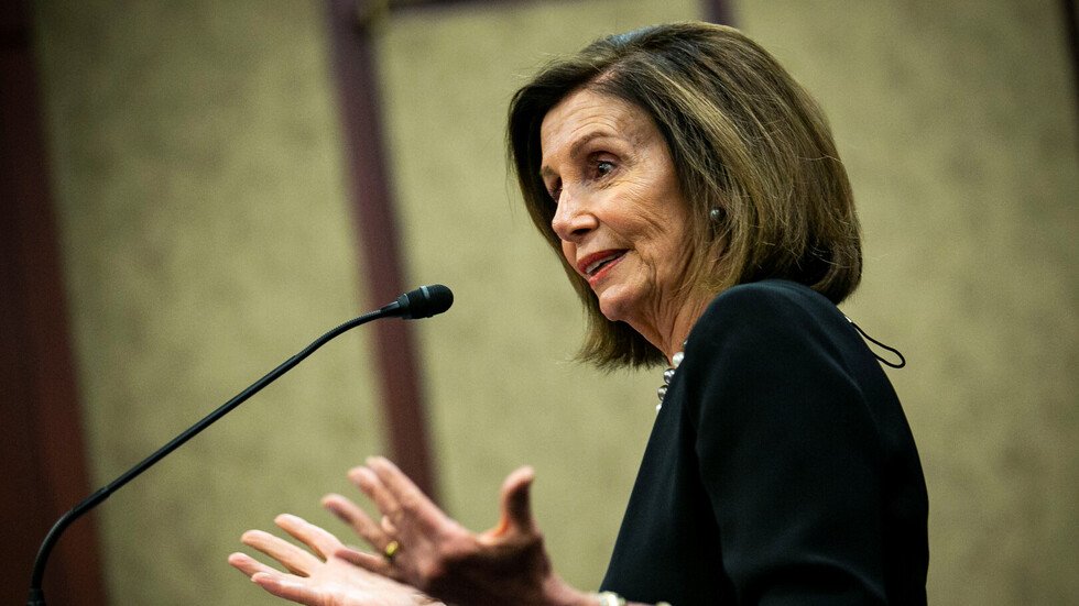 بيلوسي: نص مكالمة الرئيسين الأمريكي والأوكراني يؤكد ضرورة دراسة عزل ترامب