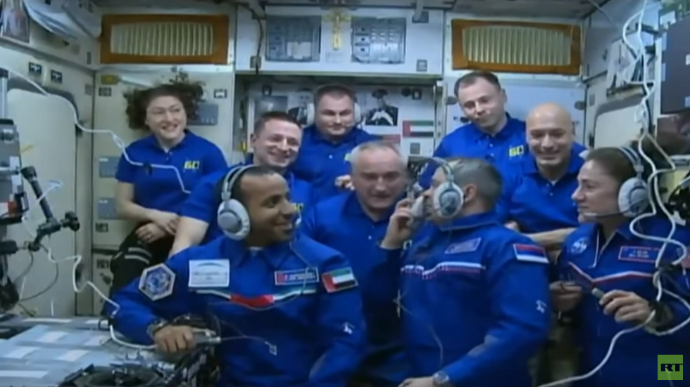 بالفيديو.. استقبال المنصوري في الفضاء وأول مكالمة له مع الأرض