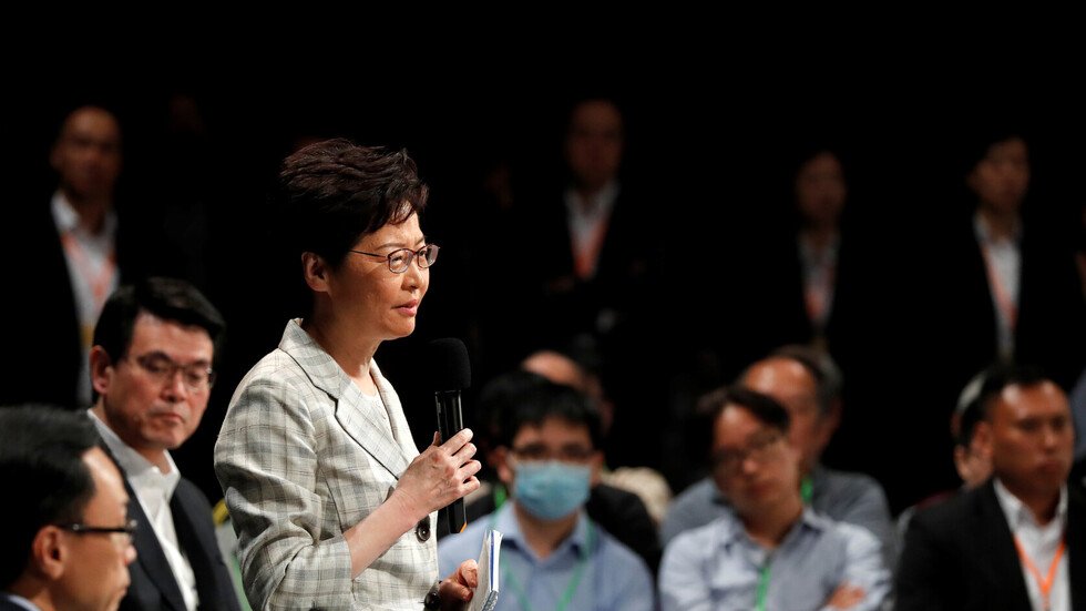 المحتجون في هونغ كونغ يحاصرون الرئيسة