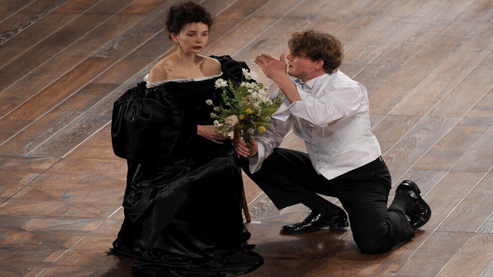 افتتاح معرض عطور الآداب في بطرسبورغ