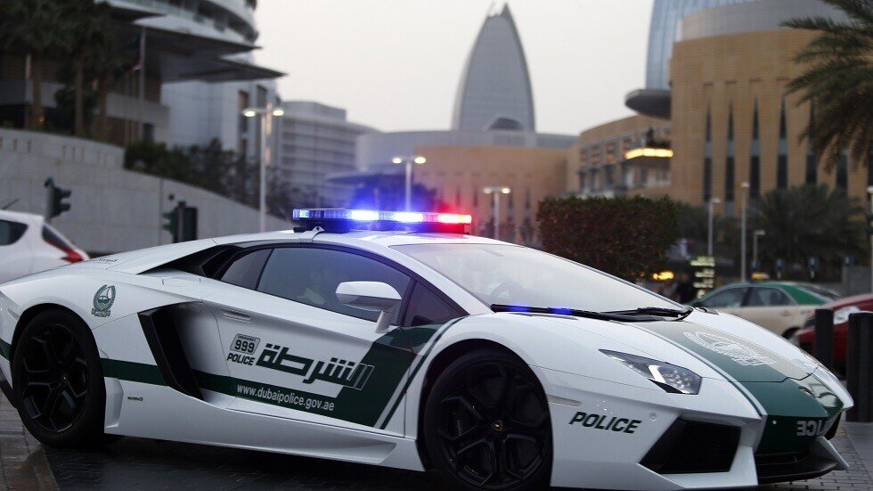 الإمارات.. موظف يمسك بشرطي مزيف سرق 551 ألف درهم