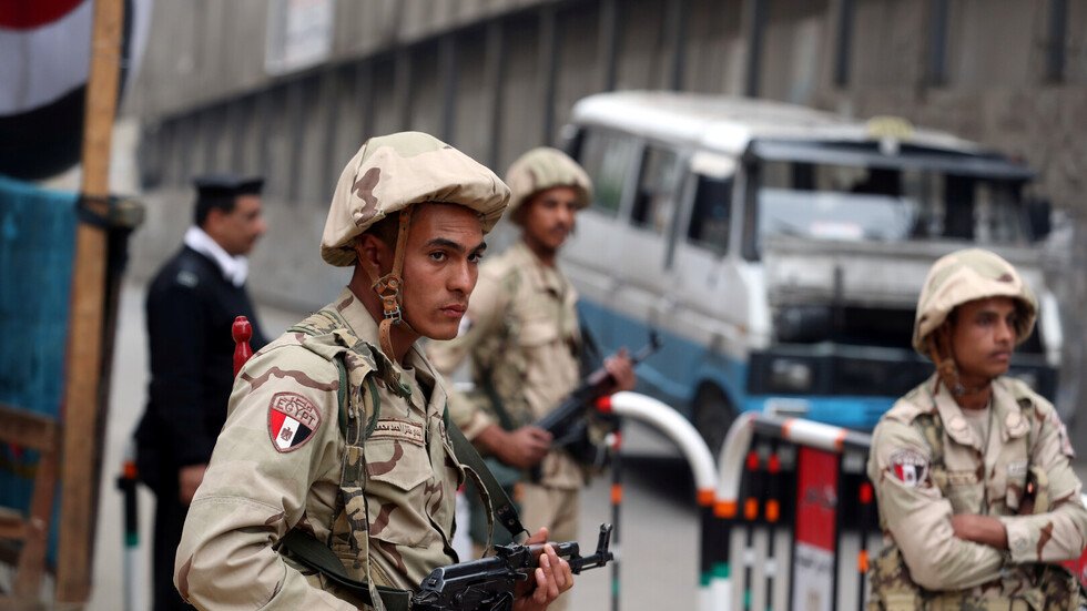 أنباء عن مقتل 4 جنود وضابط وإصابة 11 آخرين في هجوم مسلح شمال سيناء