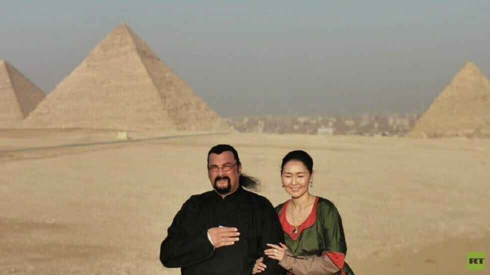 ستيفن سيغال وزوجته وسط أهرام مصر (صور)