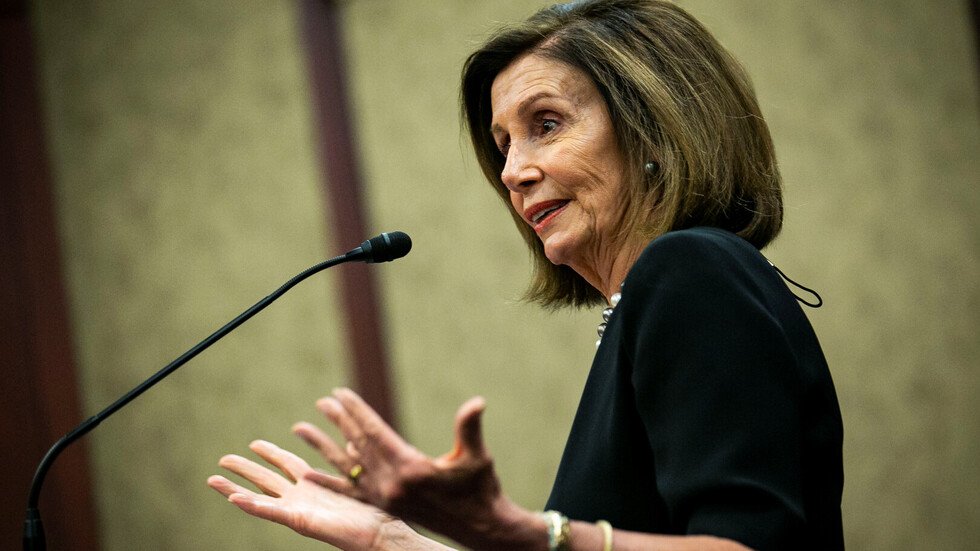 بيلوسي: كفة الرأي العام بدأت ترجح لصالح عزل ترامب