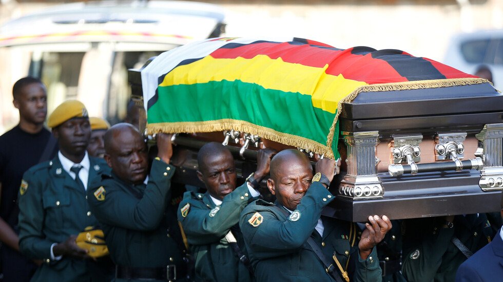 بعد جدل مع الحكومة.. عائلة موغابي تنظم جنازته في منزله الريفي