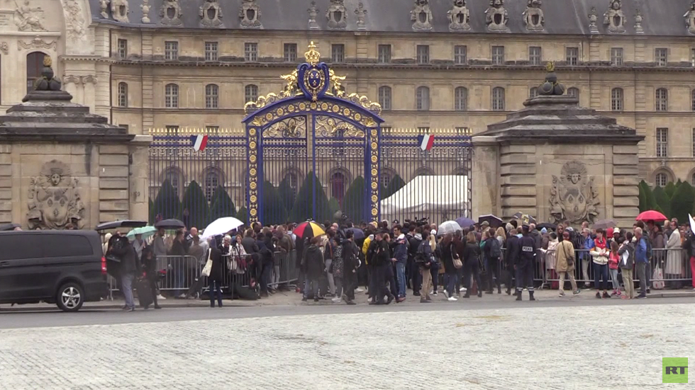 آلاف الفرنسيين يلقون نظرة الوداع على رئيسهم الراحل شيراك