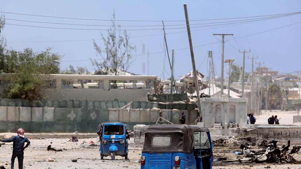 سلسلة تفجيرات تستهدف قاعدة أمريكية وموكبا عسكريا إيطاليا في الصومال‎