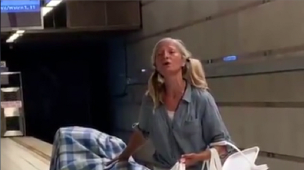 راكبة مترو تغني مقطعا من أوبرا 