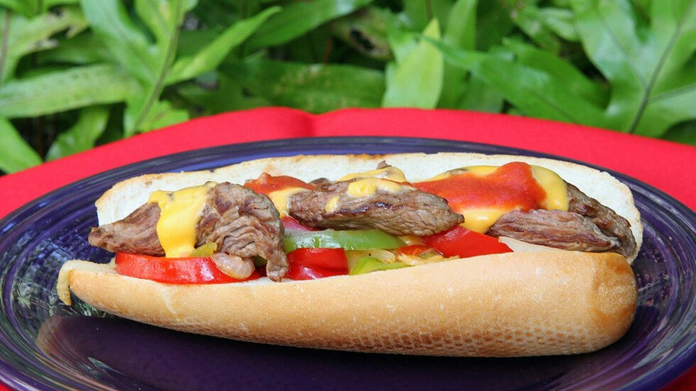 لص يدخل بيتا ويجهز طعاما ويهرب به