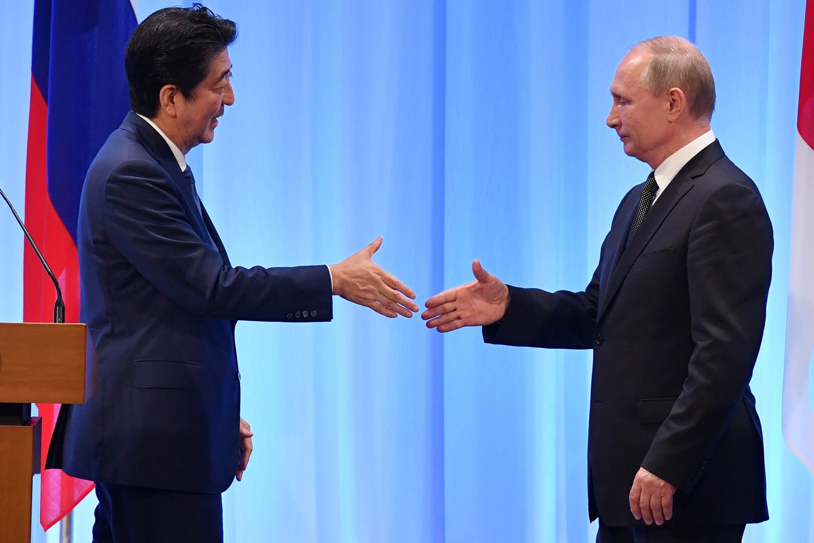 رئيس وزراء اليابان يعتزم لقاء بوتين في منتدى فلاديفوستوك