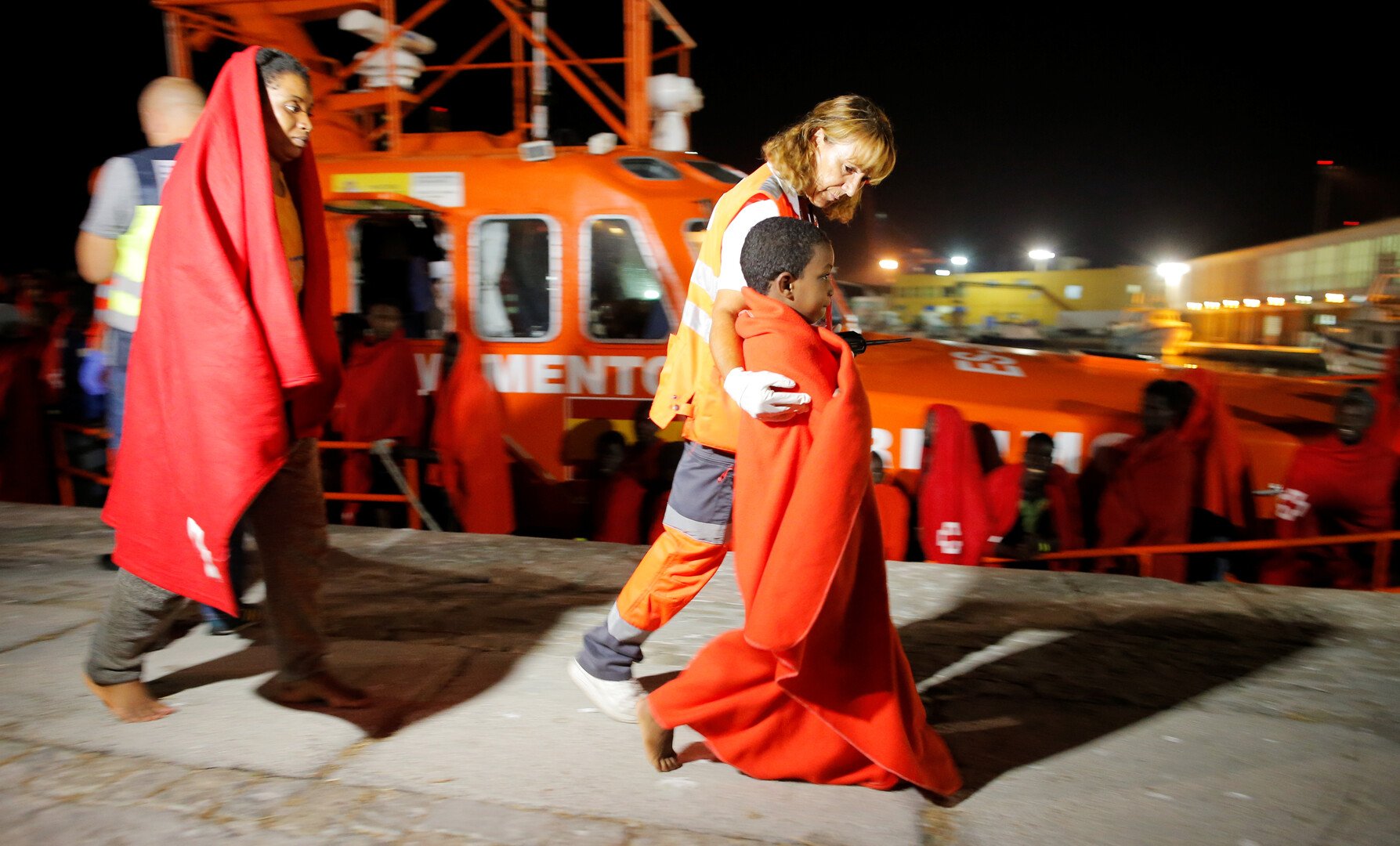 إسبانيا تنقذ قرابة 200 مهاجر في البحر المتوسط