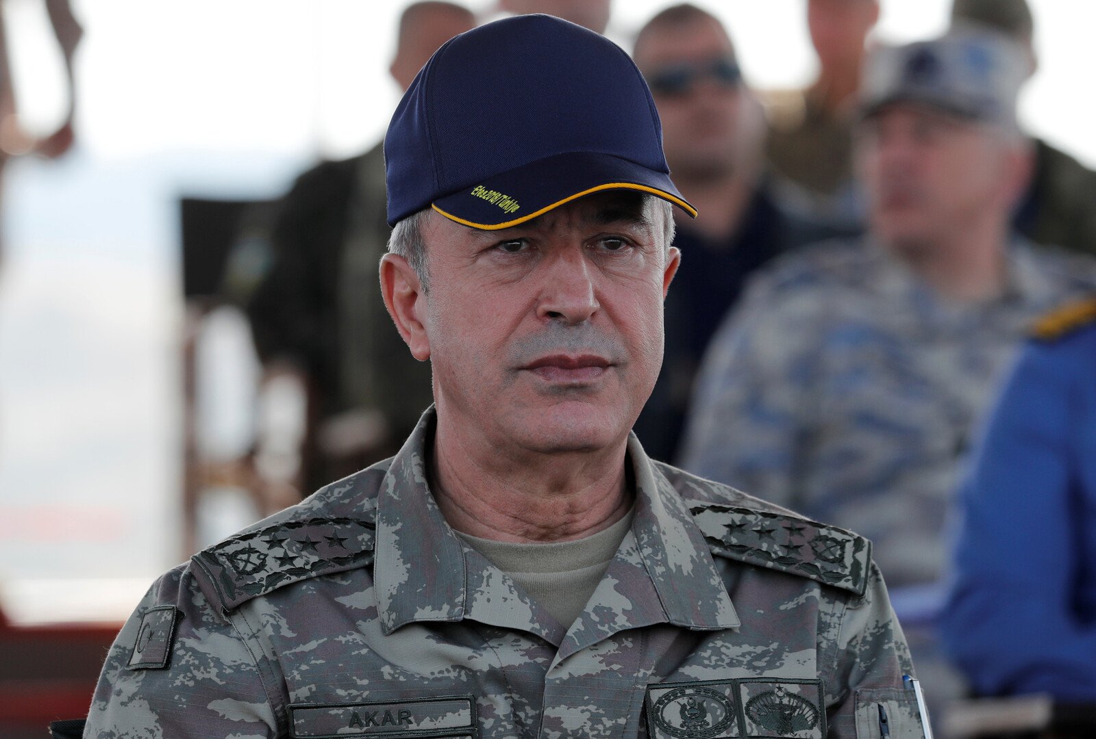 وزير الدفاع التركي يحلق على متن طائرة حربية فوق بحر إيجة