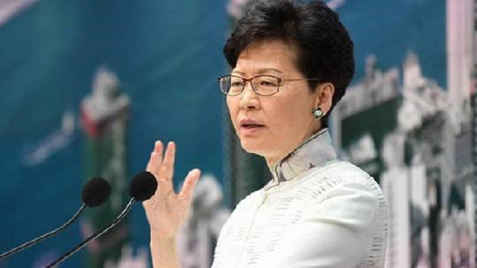 رئيسة هونغ كونغ تدحض تقريرا عن احتمال استقالتها لحل الأزمة بالمدينة