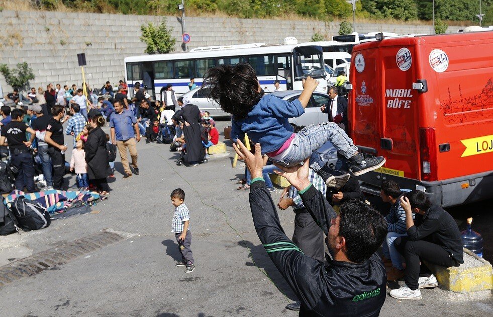 إحصائية: تركيا رحلت 9 آلاف لاجئ سوري الشهر الماضي