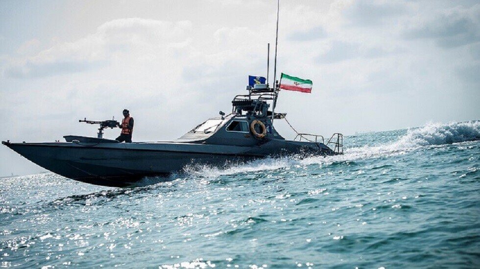 شاهد.. الحرس الثوري يحتجز قوارب أجنبية في الخليج