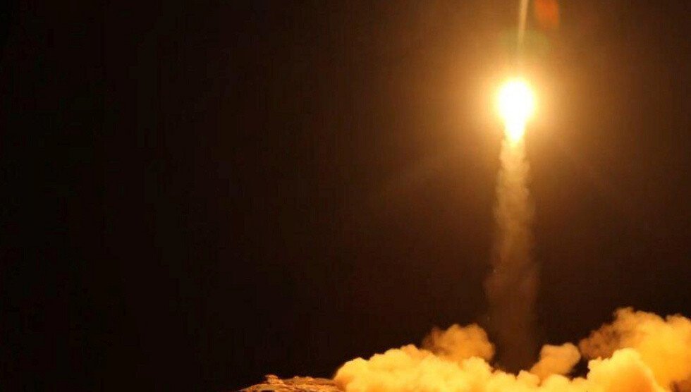 الحوثيون يعلنون إطلاق عدد من الصواريخ الباليستية على مطار نجران بالسعودية