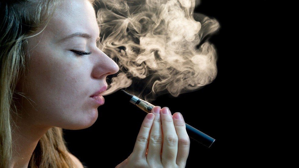 علماء يحذرون من أثر السجائر الإلكترونية على خصوبة النساء