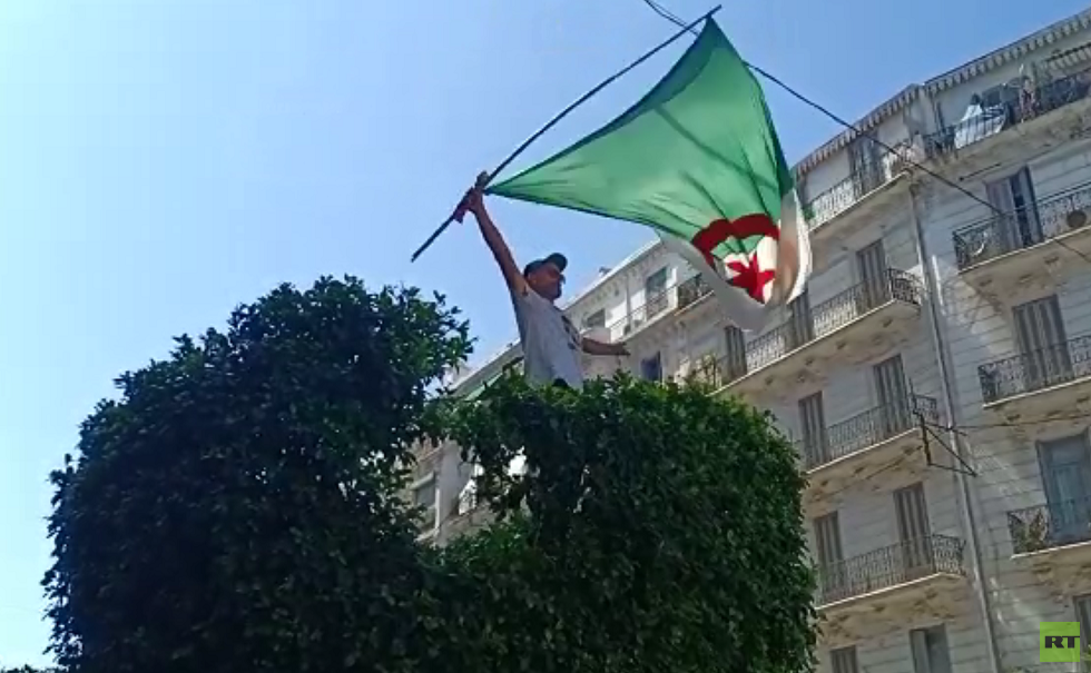 الجزائريون يواصلون الاحتجاج بعد دعوة قائد الجيش لإجراء انتخابات قبل نهاية السنة