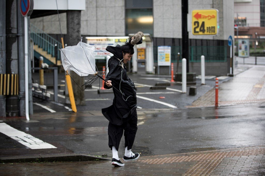 اليابان تتعرض لإعصارين في آن واحد