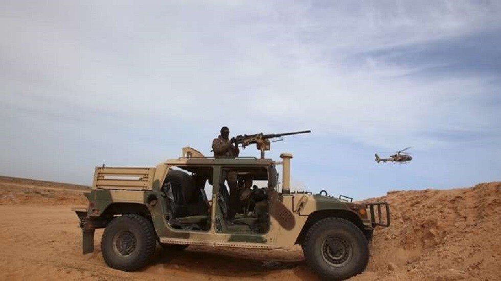 القوات التونسية توقف 12 سودانيا بالمنطقة الحدودية العازلة مع ليبيا