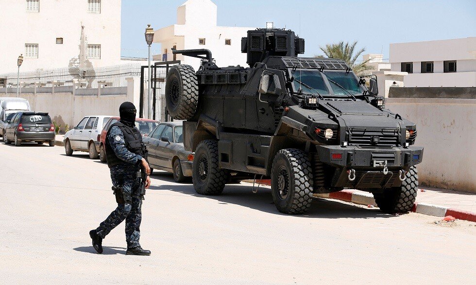 تونس.. الشرطة تعتقل منفذ عملية طعن استهدفت رجل أمن
