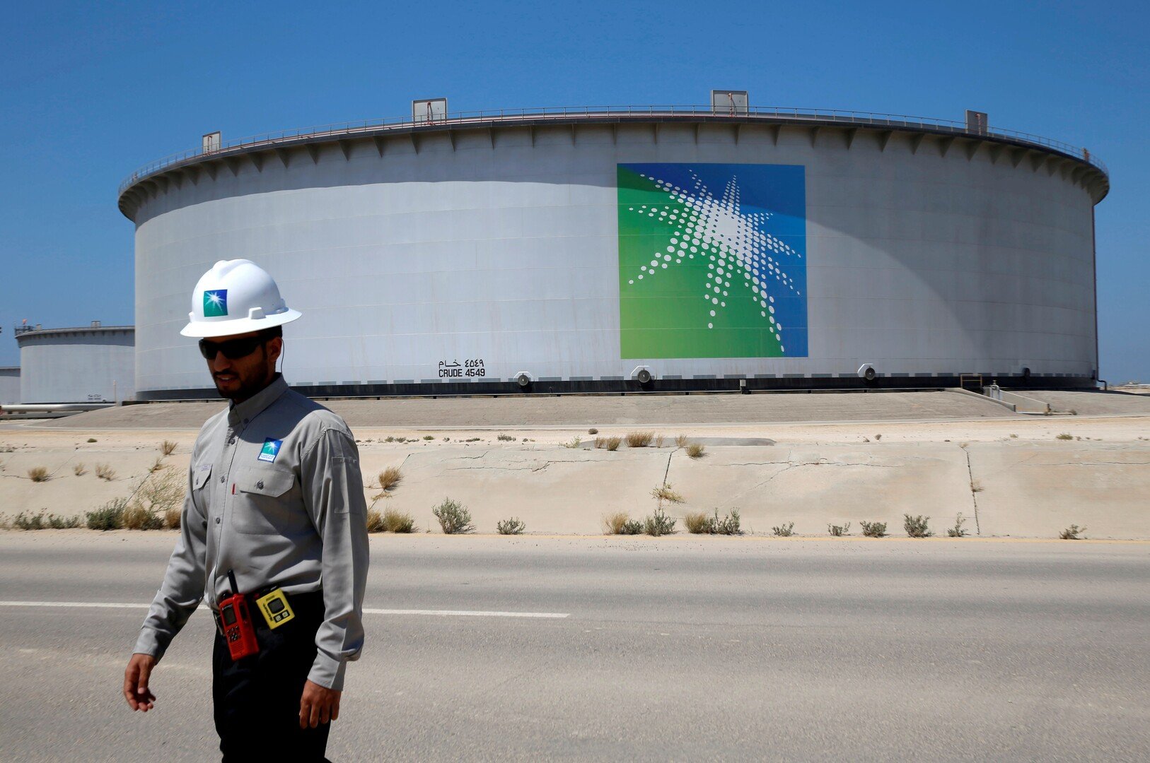 النفط يصعد بعد تطمينات سعودية