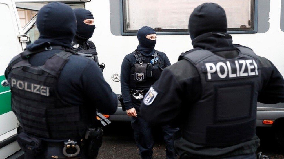 التحقيق مع متدربين في الشرطة الألمانية بسبب دردشة عنصرية
