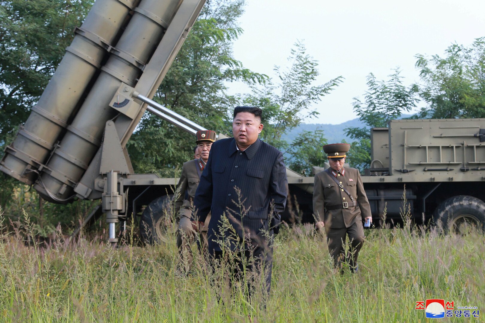 كيم جونغ أون يشرف على اختبار راجمة صواريخ عملاقة متعددة الفوهات (صور)