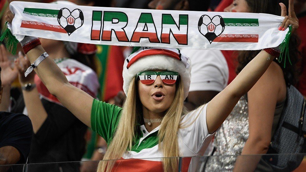مشجعة إيرانية تحرق نفسها لتفتح أبواب ملاعب كرة القدم لمواطناتها