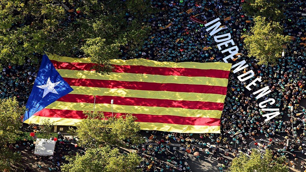 مئات الآلاف يخرجون في المسيرة السنوية للانفصاليين في كتالونيا