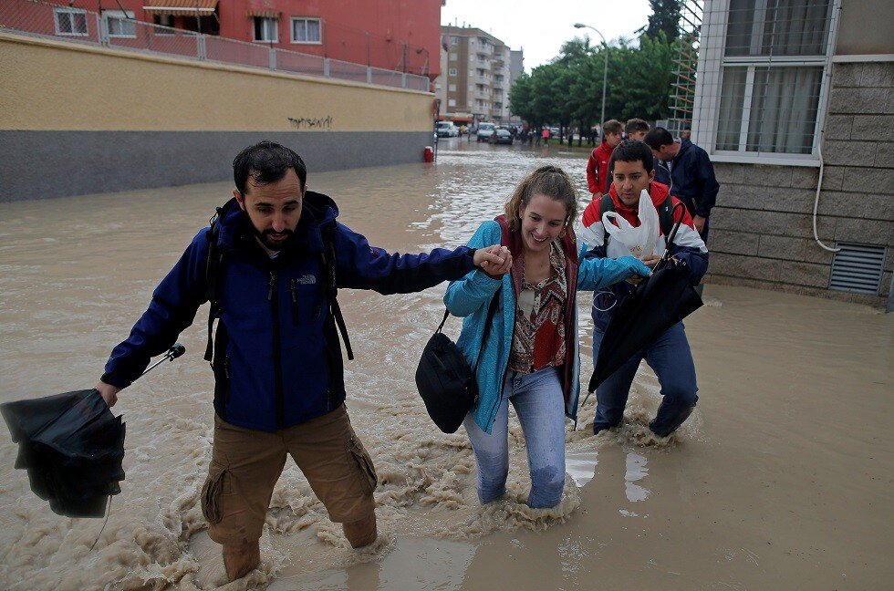 مقتل 3 أشخاص وإغلاق مطارين جراء أمطار غزيرة جنوب إسبانيا