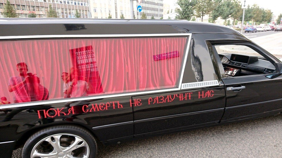 منافسة بوتين تحتفل بزفافها في سيارة دفن الموتى (صور+فيديو)