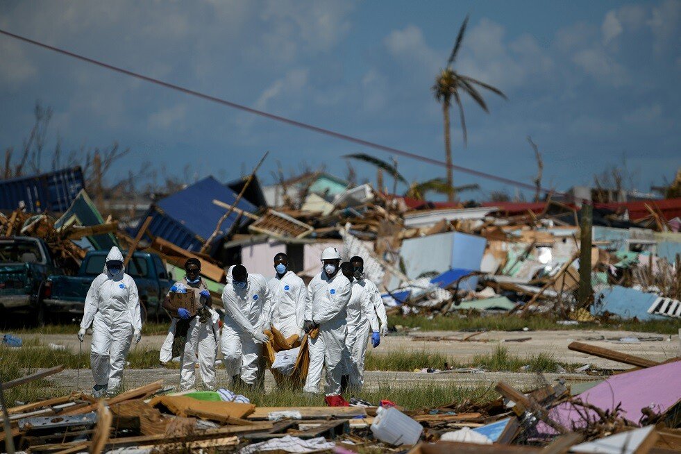 انتشال الجثث في جزر الباهاماس بعد  الإعصار 
