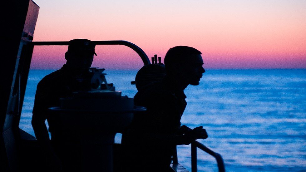 البحرية الروسية تراقب تحركات سفينة أمريكية في البحر الأسود