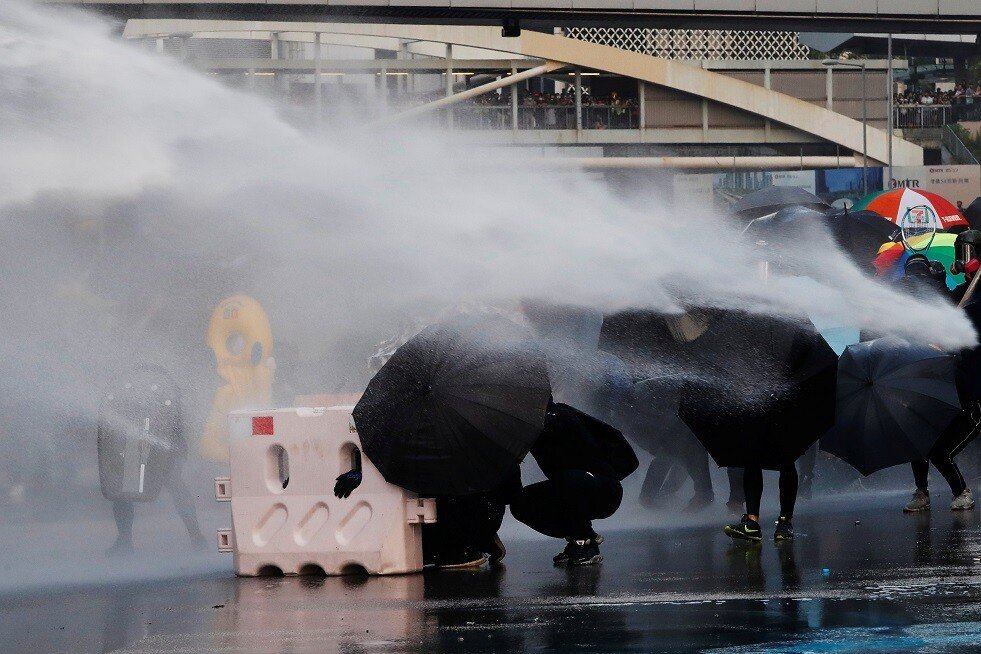 العنف مجددا في هونغ كونغ.. والغاز المسيّل للدموع  ضد 