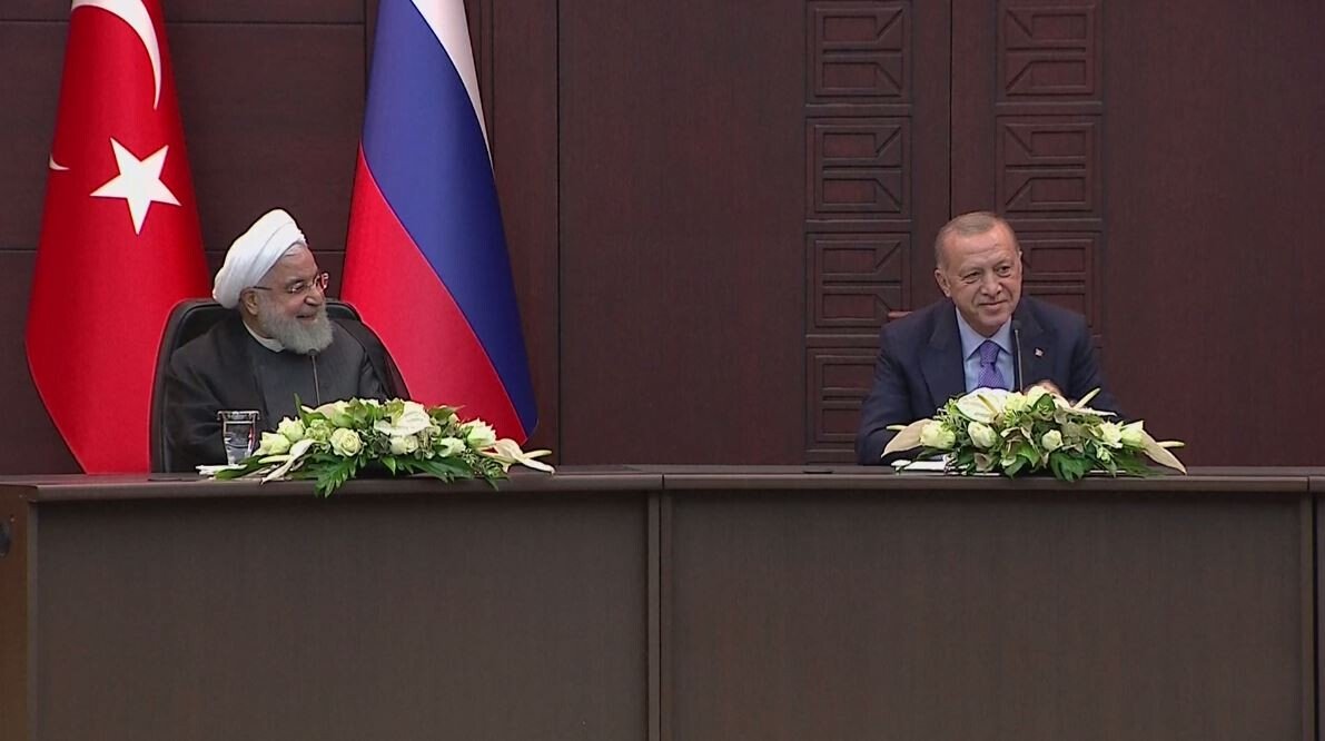 الابتسامات ترتسم على وجوه الحاضرين في مؤتمر أنقرة عقب استشهاد بوتين بالقرآن الكريم