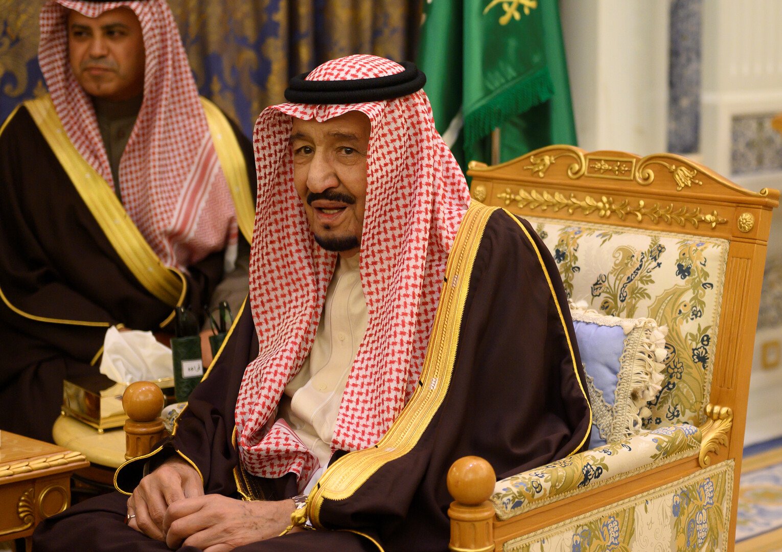 الملك سلمان يؤكد أن السعودية ستدافع عن أراضيها ومنشآتها أيا كان مصدر هذه الهجمات