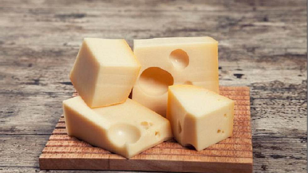 دراسة جديدة تكشف فائدة غير متوقعة للجبنة على صحة الأوعية الدموية