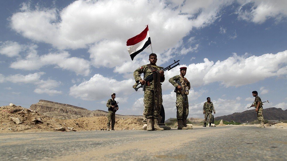 اليمن.. انسحاب أعداد كبيرة من قوات هادي بالتزامن مع اقتراب بوارج التحالف من سواحل أبين