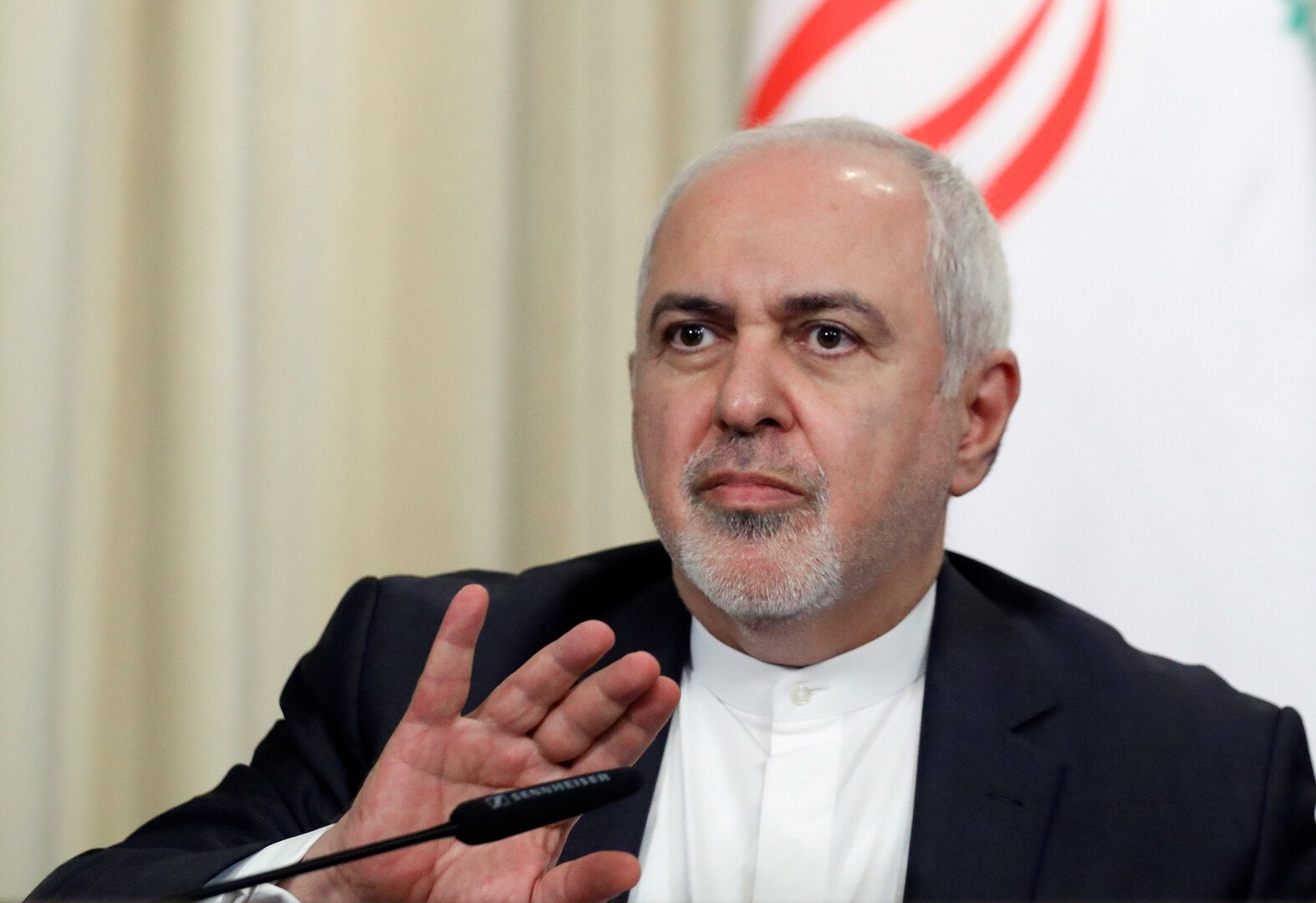 ظريف يحذر من تداعيات أي ضربة أمريكية أو سعودية على إيران