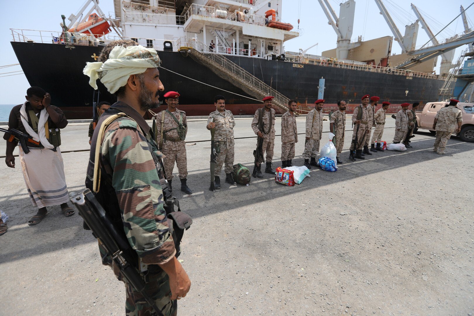 الحوثيون يطلقون مبادرة سلام تشمل وقف استهداف السعودية